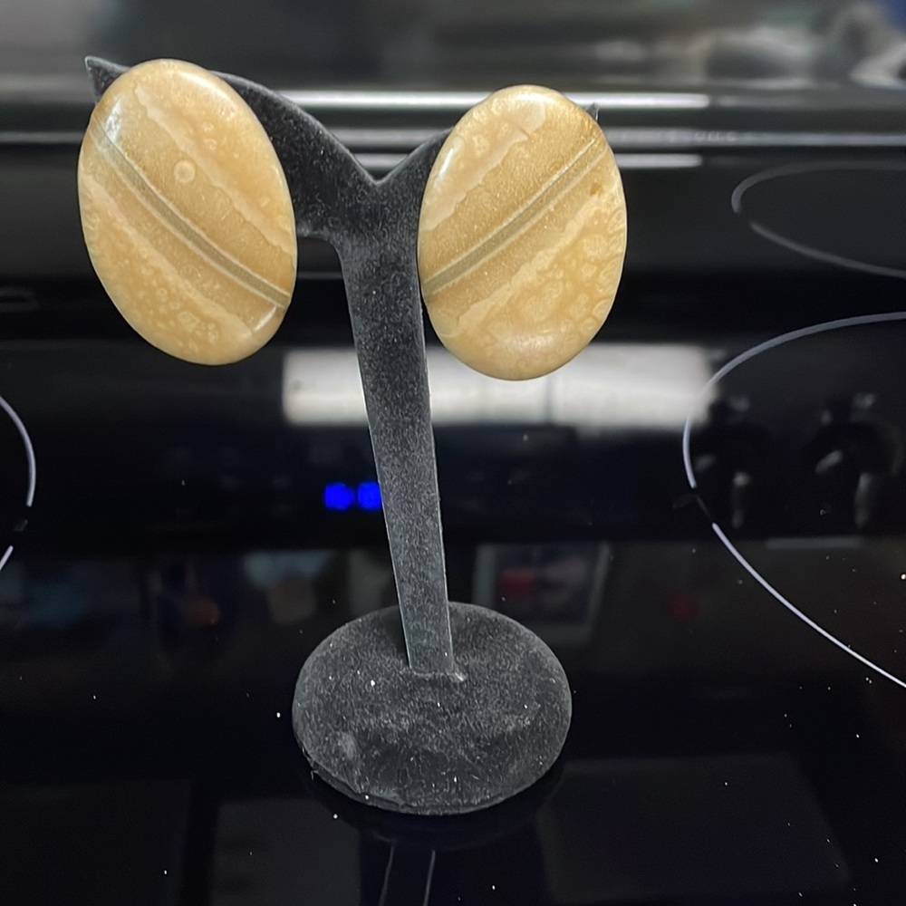 VTG Large beige oval post earrings